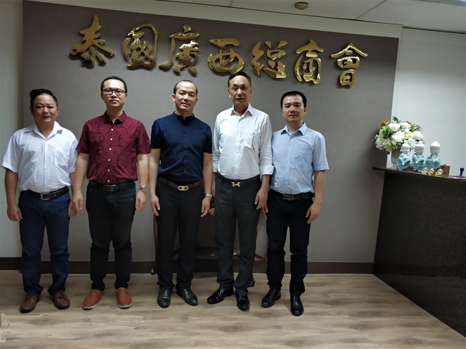 從左往右依次為國際部合伙人林健偉先生（左一），國際部總監(jiān)吳琪先生（左二），執(zhí)行董事粟宥朝先生（左三），商會(huì)主席李宇明（右二），國際部合伙人黃文超先生（右一）