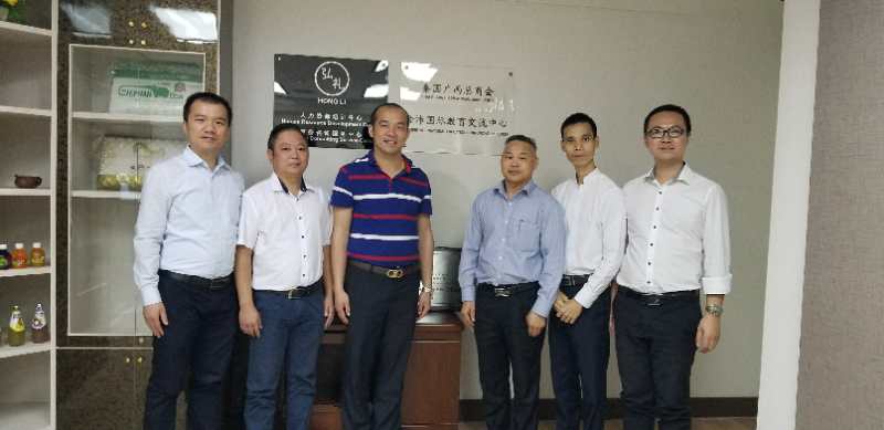 國際部合伙人黃文超（左一），林健偉（左二）國際部總監(jiān)吳琪（右一）執(zhí)行董事粟宥朝（左三），泰國廣西總商會副主席劉漢政（右二），泰國華人青年商會會長助理黃志乾(右三)