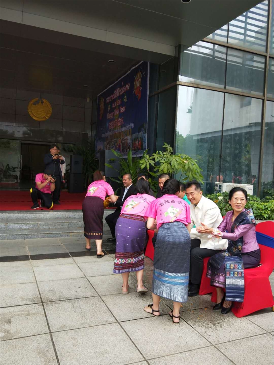 老撾駐廣西留學(xué)生代表將浸有花瓣的香水灑客人的手上，表示對(duì)嘉賓的美好祝福（圖二）