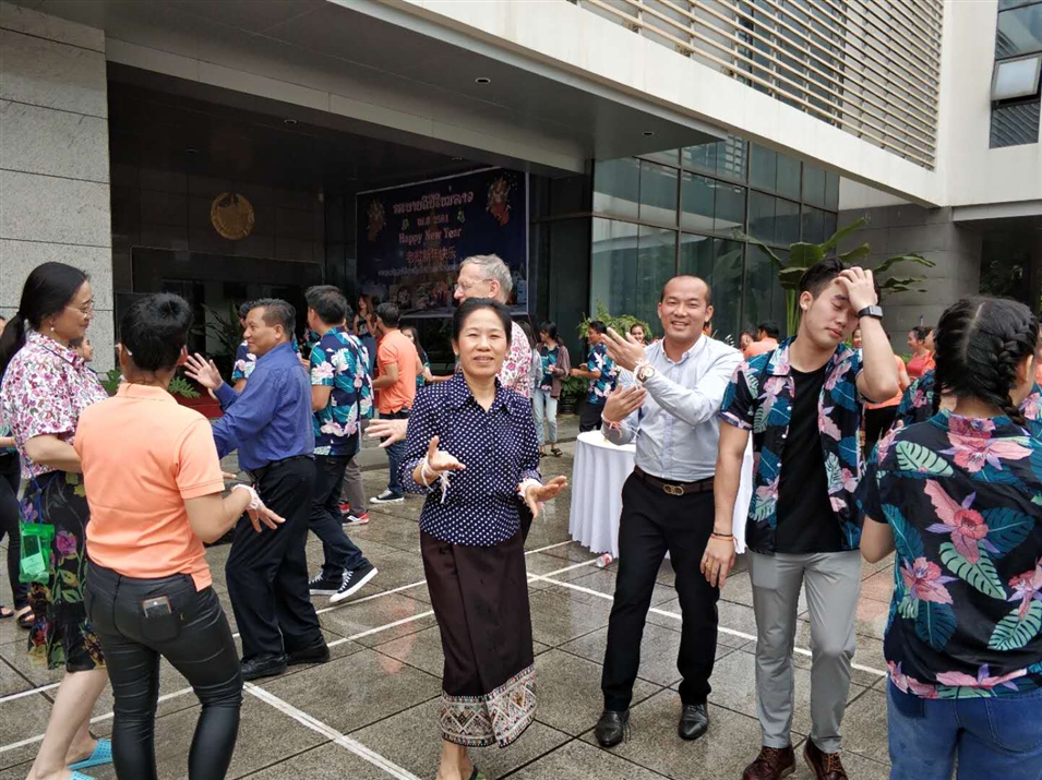 老撾駐南寧總領(lǐng)事萬(wàn)?！ぞS麗雅彭女士與廣西金沛教育執(zhí)行董事粟宥朝先生一起在總領(lǐng)事館廣場(chǎng)載歌載舞