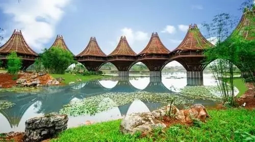 圖為中國(guó)-東盟友誼館。該建筑以廣西的風(fēng)雨橋?yàn)樵?，寓意“手拉手，心連心”。表達(dá)中國(guó)與東盟十國(guó)睦鄰友好、合作共贏之意。