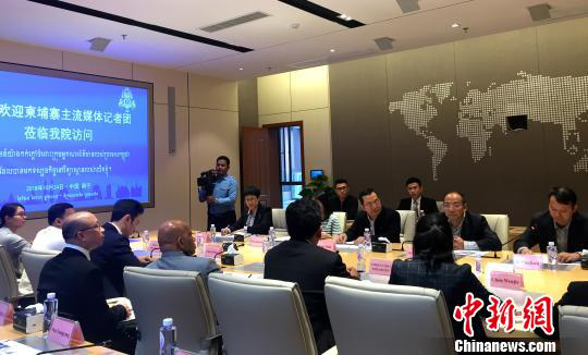 柬埔寨主流媒體采訪團在廣西大學與師生交流。