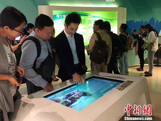 柬埔寨主流媒體采訪團參觀南寧市規(guī)劃館。