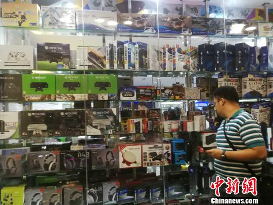 菲律賓統(tǒng)計(jì)局(Philippine Statistics Authority)5日發(fā)布10月份全國(guó)勞動(dòng)力調(diào)查報(bào)告顯示，2018年10月就業(yè)不足率降至13.3%，而2017年10月為15.9%。圖為馬尼拉馬卡蒂一商場(chǎng)，貨品充足，青年人消費(fèi)暢旺。 關(guān)向東 攝