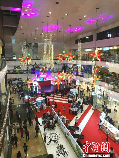 圖為馬尼拉馬卡蒂一商場(chǎng)，開(kāi)始?xì)q末大促銷(xiāo)，青年人消費(fèi)暢旺。 關(guān)向東 攝