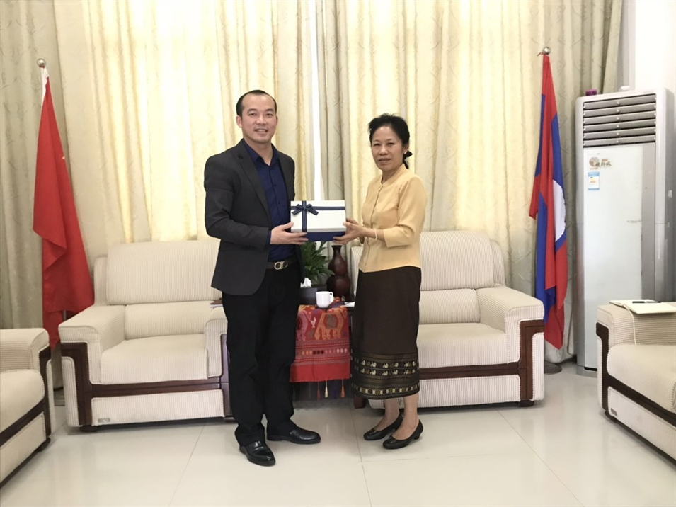 老撾國立大學中國代表處向老撾人民民主共和國駐南寧總領(lǐng)事館贈送紀念品