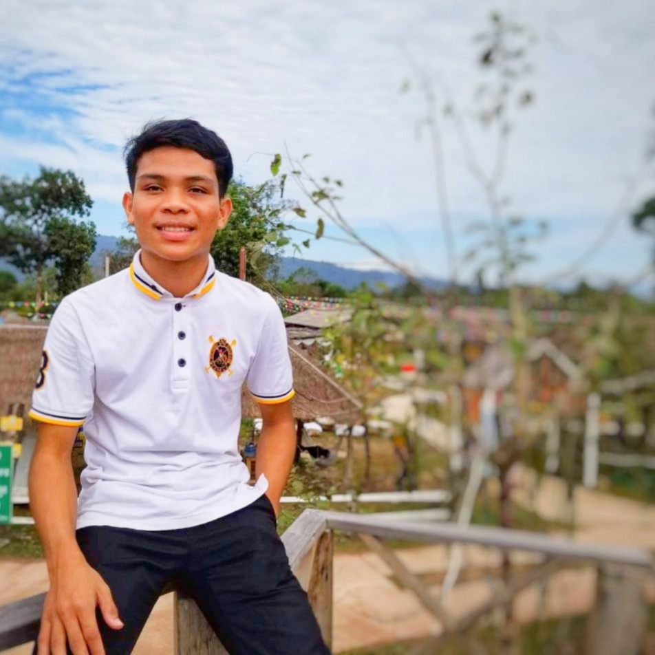 何冀南，柬埔寨人 老撾國立大學(xué)建筑學(xué)院城市規(guī)劃專業(yè)