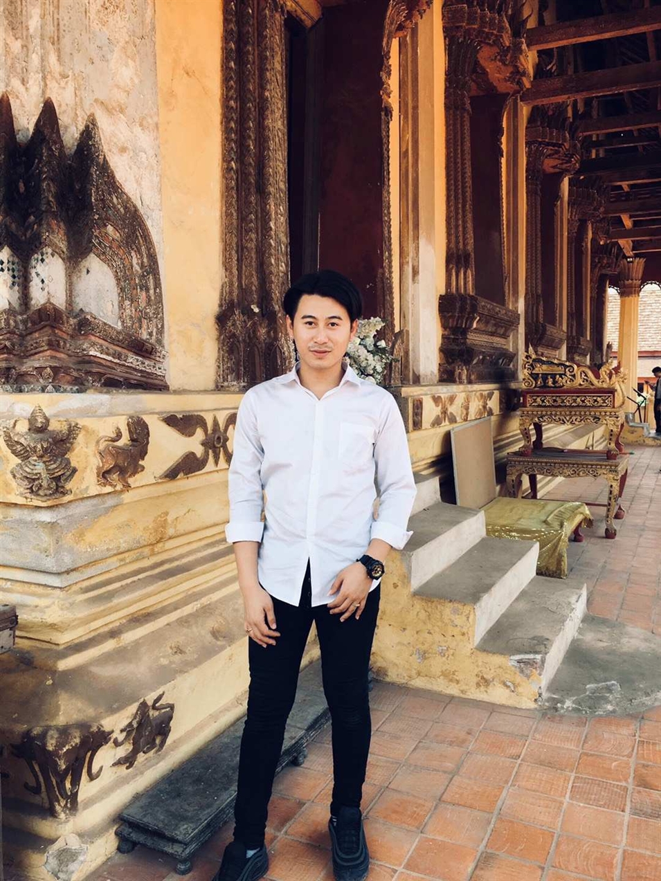 基諾，老撾首都萬象人，老撾國立大學文學院德語系大二學生， 